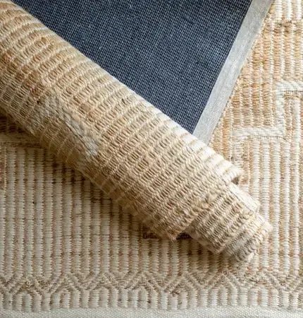 Woven neutral rug in natural fibers with geometric texture